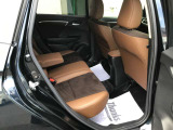リア席もゆったり乗車できます。センターアームレスト付きです。