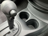 運転席と助手席の間にドリンクホルダーがついております!!(^^)!