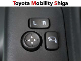 車内からワンタッチでサイドミラーの格納ができるので狭い駐車場などで便利です。
