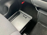 助手席シート下にもうれしい収納スペースを確保☆常備したいものの収納に便利です(^_-)-☆