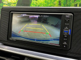 【バックカメラ】駐車時に後方がリアルタイム映像で確認できます。大型商業施設や立体駐車場での駐車時や、夜間のバック時に大活躍!運転スキルに関わらず、今や必須となった装備のひとつです!