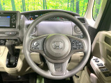 インテリアに合わせたデザインのステアリングは、運転される方のことも考え、運転しやすい形状、大きさです。是非一度、実際に触ってお確かめください。