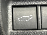 【パワーバックドア】スマートキーや運転席のボタンを押すだけでリアゲートが自動で開閉します!荷物を持っている時や、高い位置にあるバックドアを閉める際に便利な機能です♪