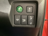 Hondaセンシング用の、VSA(ABS+TCS+横滑り抑制)解除とレーンキープアシストシステムのメインスイッチなどはハンドルの右側に装備しています。燃費に役立つECONボタンもここです。