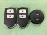スマートキーを装備しています。鍵を差し込むことなくドアロックの開け閉めと、スタートボタン操作でのエンジンスタートができます。加えて、純正リモコンエンジンスターター用の操作キーもついています。