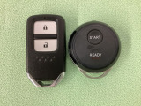 スマートキーを装備しています。鍵を差し込むことなくドアロックの開け閉めと、スタートボタン操作でのエンジンスタートができます。加えて、純正リモコンエンジンスターター用の操作キーもついています。