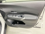 【運転席ドア】ボトルホルダーや収納ポケットが付いているので運転席周りもスッキリ保てます★