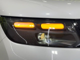 【LEDヘッドライト】悪天候や夜間走行時も良好な視界を確保し安心して運転できる高輝度LEDヘッドライトを装備!点灯速度が早く、消費電力も抑えられています。