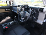 運転席に乗り込んだようなアングルで撮影。FJに乗るイメージをしてみてください!
