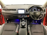 車内は光触媒抗菌消臭施工済です。インパネ周りはスタイリッシュなデザインで機能や装備も充実しています。グローブボックスやカップホルダーのほかにトレーなどたくさんの収納スペースが付いています。
