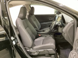 女性でも運転がしやすいように、シートの高さ調整機能(シートリフター)がついています。広い足元にゆったり座れるシートには肘掛も装備しており長距離の運転でも疲れにくいシートです。