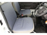 ゆったりとした運転席、助手席です。いろんな人のドライブポジションに合います。