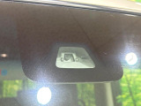 【スマートアシスト】走行中に前方の車両等を認識し、衝突しそうな時は警報とブレーキで衝突回避と被害軽減をアシスト。より安全にドライブをお楽しみいただけます。