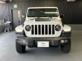 Jeep伝統の丸めのヘッドライトにセブンスロットグリルが特徴です。
