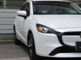 MAZDA2のヘッドライトは、LEDを採用し、シャープで洗練されたフロントフェイスを演出。夜間の視認性も高く、ドライバーに安心感を提供します。デザインと実用性を両立し、コンパクトながらも存在感を放ちます。