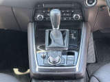 6速AT 運転中でも手もとを見ることなく安全に操作できるコマインダーコントロール