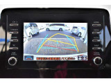 バックガイドモニター付き。車両後方の映像をナビ画面に表示し、駐車などの後退操作をサポートします。