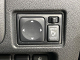 【電動格納ミラー】サイドミラーは電動格納式となっており、狭い駐車場でもキズがつくリスクを抑えられます。