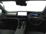 クラウン クロスオーバーの内装コンセプトは「全席特等席」です。運転席・助手席・後席のどこに座っても、快適な乗り心地を味わえるよう設計されています。