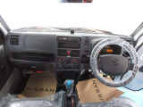 運転席も広々としており、足元にはちょっとした収納スペースもついています☆
