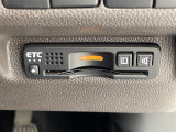 【ETC】有料道路を利用する際に料金所で停止することなく通過できる、ETC車載器(ノンストップ自動料金収受システム機器)が装備されています。セットアップを行うことで利用可能になります。