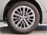 BMWの純正アロイホイールは軽量かつ強度にも優れているホイールで走行性能を引き上げる設計になっております。足元にもBMWは妥協がなくこだわっている個所になります。