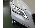 ライン発光を採用し、際立つスポーティーな眼差しの、3眼LEDヘッドランプ(ヘッドランプクリーナ付)