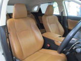 運転席側からの前席ビューです。内装色はブラウン系ですので汚れも目立ちにくいです♪