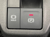 【電動パーキングブレーキ】パーキングブレーキは便利な電動式!ボタン一つで操作でき、アクセルを踏めば自動で解除されます♪レバーやペダルが無いので運転席廻りもすっきりしますね♪