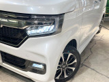 【LEDヘッドライト】悪天候や夜間走行時も良好な視界を確保し安心して運転できる高輝度LEDヘッドライトを装備!点灯速度が早く、消費電力も抑えられています。