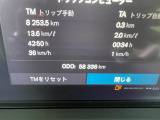 マットブラックにホワイトのLIBERALAのロゴの建物と看板が目印です。