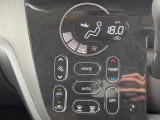 【オートエアコン】一度お好みの温度に設定すれば、車内の温度を検知し風量や温度を自動で調整。暑い…寒い…と何度もスイッチ操作をする必要はありません。快適な車内空間には必須の機能ですね♪