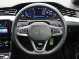 Volkswagen全車共通の上質な本革を使用した手触りのしっとりとしたステアリングです。唯一素肌が触れるハンドルは上位モデルと同じ握り心地になっております。