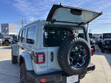 オリジナル4x4ブランドとしての誇りと自信、そして進化の伝統。4x4性能、デザイン、品質。本物とはJeepの全てであり、追い求めるさらなるたかみでもあるのです。