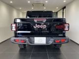後ろから見てもJEEPの文字が一回り大きく目立つデザインがグラディエーターの特徴です。