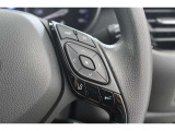 【レーダークルーズコントロール】アクセルペダルを踏まなくても、車間制御モードでは、先行車の車速変化に合わせた追従走行を行い、自動的に加速・減速・停止をします。