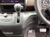 足元スッキリ、インパネシフトです。パーキングブレーキはフットブレーキタイプなので、運転席と助手席の間がスッキリしています。