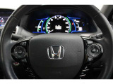ハンドル左側にはオーディオ操作が出来るオーディオリモートコントロールスイッチ、右側にはHondaSENSINGとオートクルーズスイッチを装備!長距離運転や高速道路の運転では大活躍です!