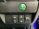 ハンドルの右側にはヘッドライトレベライザーとVSA(ABS+TCS+横滑り抑制)の解除スイッチなどがついています。ヘッドライトレベライザーは道路状況や積荷の加重に応じてライトの高さを調節できます。