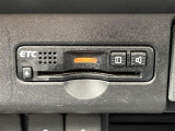 【ETC】有料道路を利用する際に料金所で停止することなく通過できる、ETC車載器(ノンストップ自動料金収受システム機器)が装備されています。セットアップを行うことで利用可能になります。