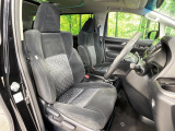 運転席まわりには十分なスペースがあり、大柄な方でもゆったり運転していただける環境です。