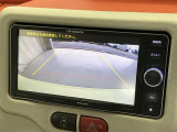 こちらのバックカメラは画面にラインが表示されておりますので、バック時のクルマの進行方向の目安になります。より高いレベルで車庫入れをサポートする、便利な機能ですね。