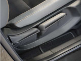 【ハイトアジャスター】レバーの上下操作だけで、座面を運転しやすい高さへ簡単に調節できます。