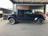 【ホイールアーチ】台形ホイールアーチはJeep伝統のデザインです。採用している理由は諸説ありますが、オフロードを走行する際にタイヤとボディが干渉しあわないよう配慮した作りにするためとなります。