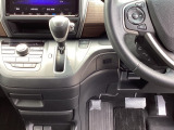 足元スッキリ、インパネシフトです。パーキングブレーキはフットブレーキタイプなので、運転席と助手席の間がスッキリしています。
