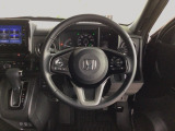 【ハンドル】運転にかかわる様々な操作を安全に行えるように視点移動が少なく操作性に配慮されたスイッチ類が凝縮されたコックピットです。