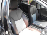 運転席は電動のシート上下アジャスターが装備されています!