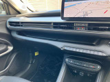 タッチスクリーンをタップするかスワイプするだけですべての機能を呼び出せます。Apple CarPlayおよびAndroid Autoに対応しスマートフォンとのシームレスな 連携も実現。さらに、USBポートを標準装備しています。