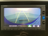 バックでの車庫入れも安心です! リアカメラが付いているバックモニター付のナビを装備しております。操作線もついており距離感も画面から確認できます。