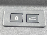 【パワーバックドア】スマートキーや運転席のボタンを押すだけでリアゲートが自動で開閉します!荷物を持っている時や、高い位置にあるバックドアを閉める際に便利な機能です♪
